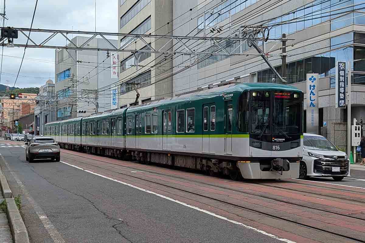 びわ湖浜大津駅に向かう京阪京津線の4両編成の列車