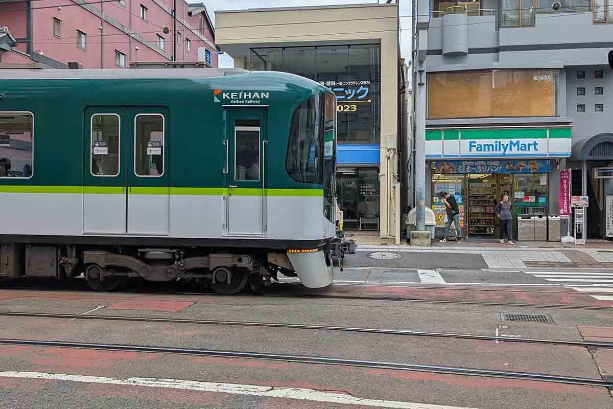 びわ湖浜大津駅に向かう京阪京津線の4両編成の列車