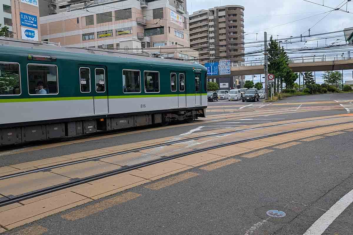 びわ湖浜大津駅に向かう京阪京津線の4両編成の列車