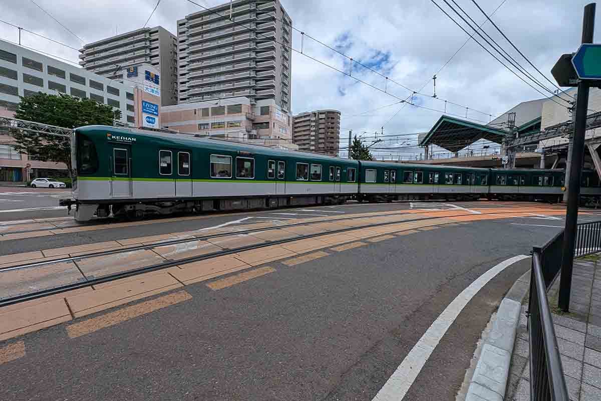 びわ湖浜大津駅に向かう京阪京津線の4両編成の列車