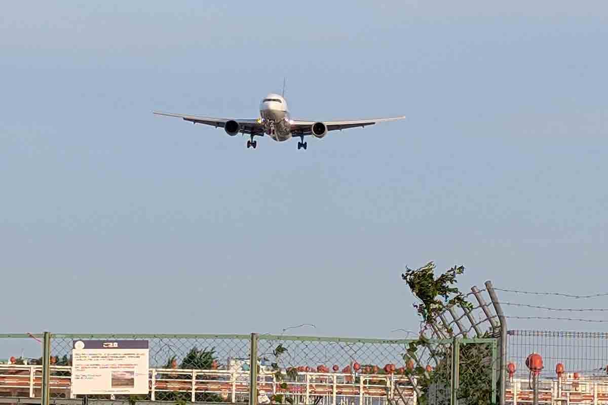 千里川土手から手持ちのスマホで撮影した、伊丹空港に着陸する飛行機