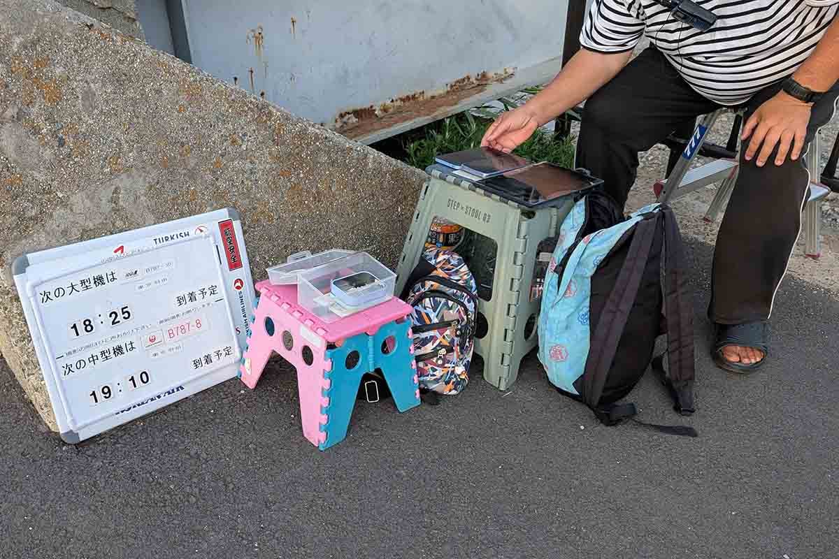 通称「土手のおかん」が到着する飛行機の時間などを教えてくれる