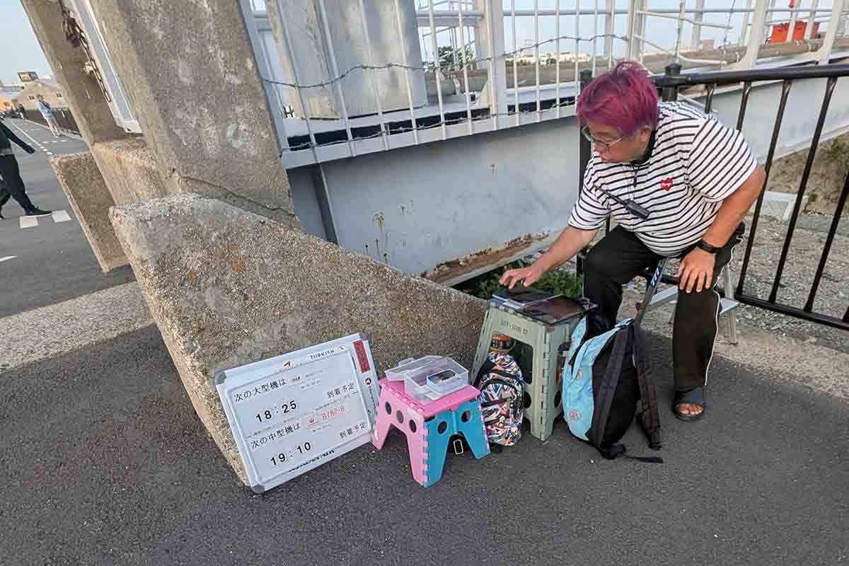 通称「土手のおかん」が到着する飛行機の時間などを教えてくれる