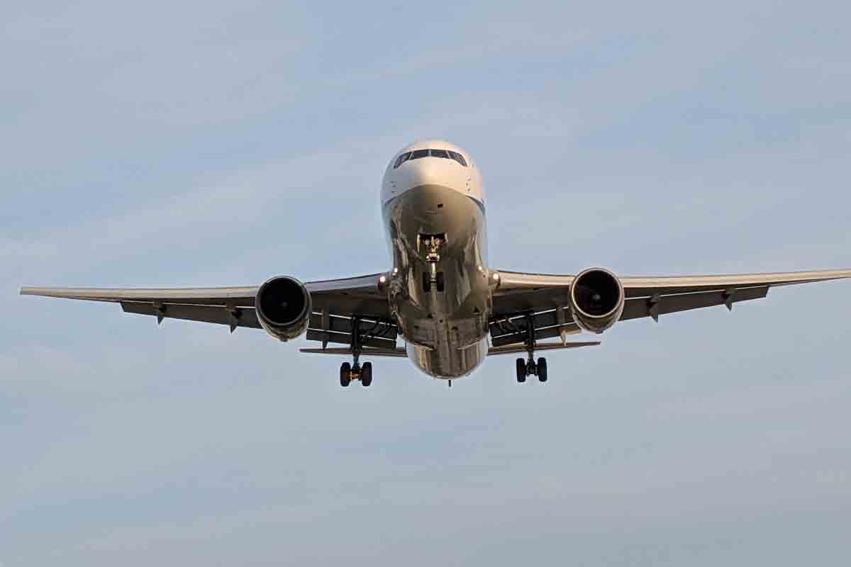千里川土手から手持ちのスマホで撮影した、伊丹空港に着陸する飛行機