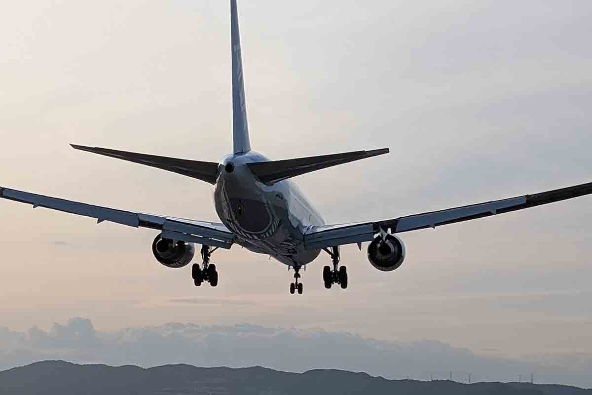 千里川土手から手持ちのスマホで撮影した、伊丹空港に着陸する飛行機