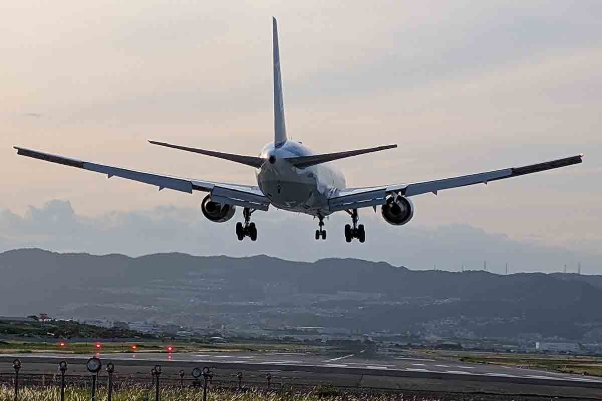 千里川土手から手持ちのスマホで撮影した、伊丹空港に着陸する飛行機