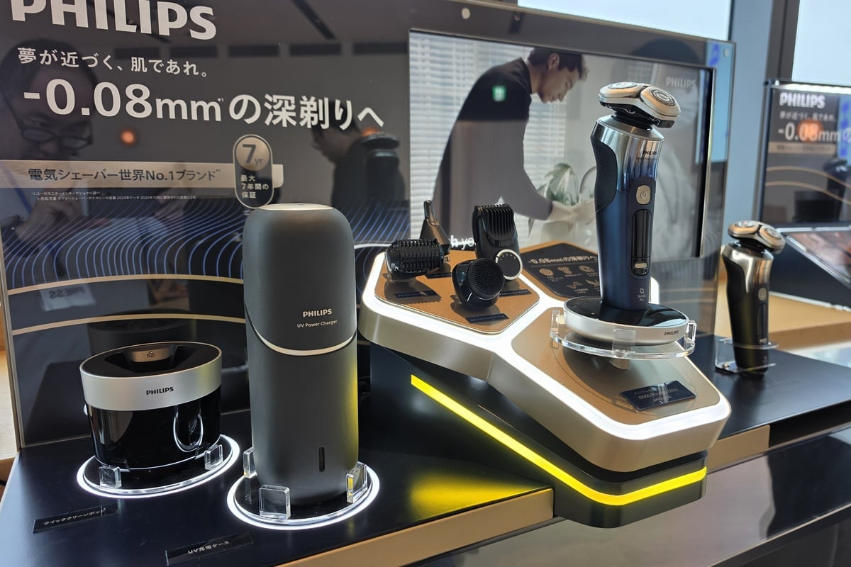 「i9000 プレステージ ウルトラ Face & Body」の展示。中央のシェーバー本体に加え、フェイシャルケアブラシ、ボディーグルーマー、ヒゲスタイラー、鼻毛・耳毛トリマーなどのアタッチメントを用意。単にヒゲを剃るだけでなく、顔、肌、体までを1台で整えるという今回の新しい価値提案を象徴する展示となっていた