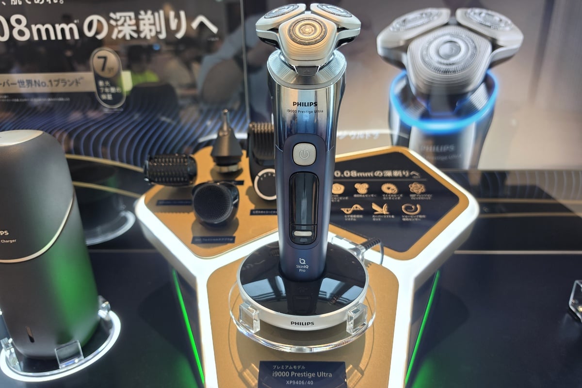 「i9000 プレステージ ウルトラ Face & Body」の展示。中央のシェーバー本体に加え、フェイシャルケアブラシ、ボディーグルーマー、ヒゲスタイラー、鼻毛・耳毛トリマーなどのアタッチメントを用意。単にヒゲを剃るだけでなく、顔、肌、体までを1台で整えるという今回の新しい価値提案を象徴する展示となっていた