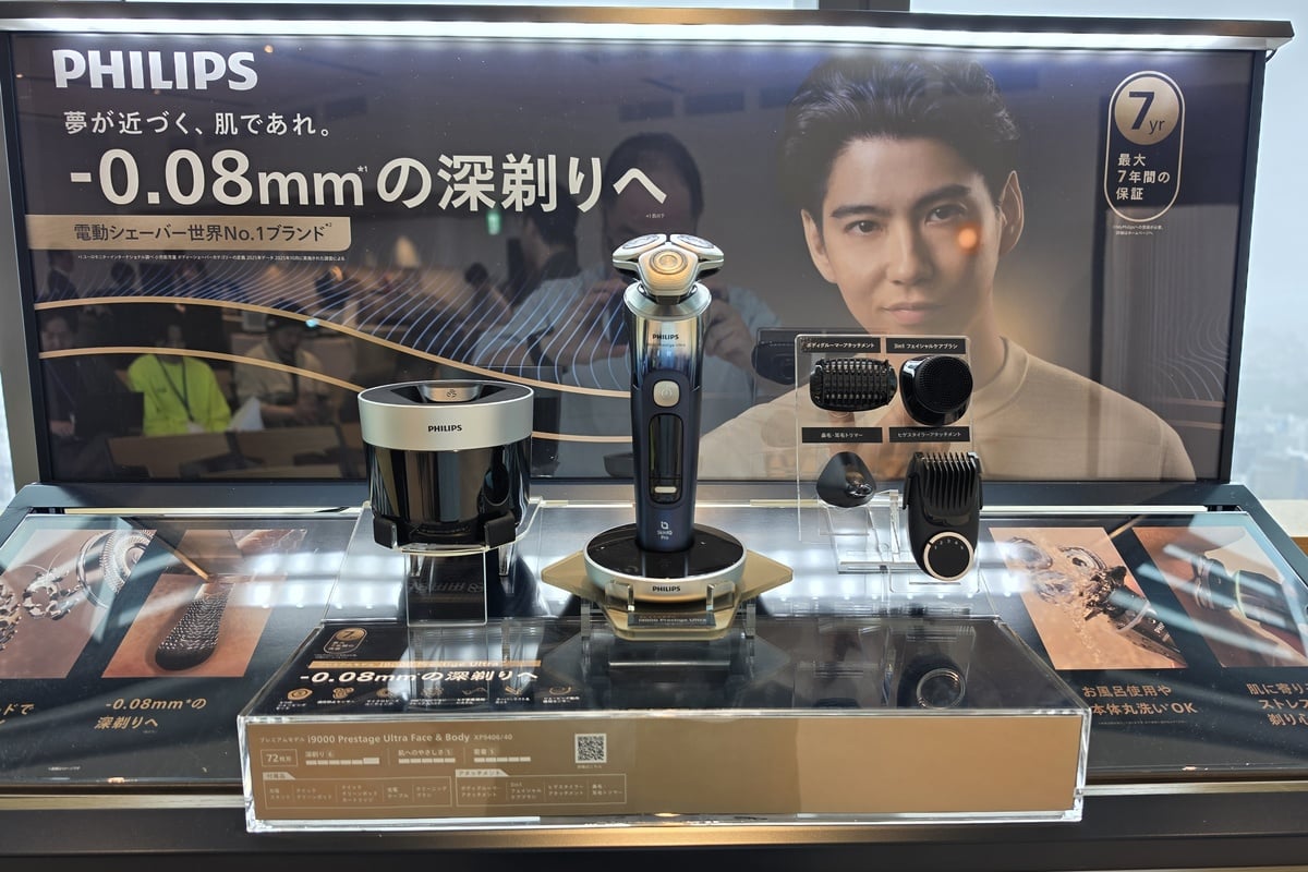 「i9000 プレステージ ウルトラ Face & Body」の展示。中央のシェーバー本体に加え、フェイシャルケアブラシ、ボディーグルーマー、ヒゲスタイラー、鼻毛・耳毛トリマーなどのアタッチメントを用意。単にヒゲを剃るだけでなく、顔、肌、体までを1台で整えるという今回の新しい価値提案を象徴する展示となっていた