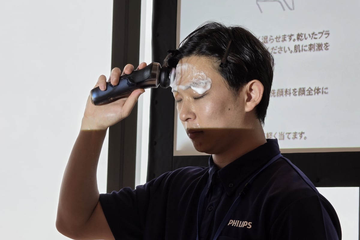発表会では、フェイシャルケアブラシの使い方も実演された。シェービングユニットを外してブラシを装着し、洗顔料をなじませた肌の上をやさしく滑らせるように使用する。ヒゲを剃る前後のケアまで1台で担える点が、従来のシェーバーとの大きな違いだ