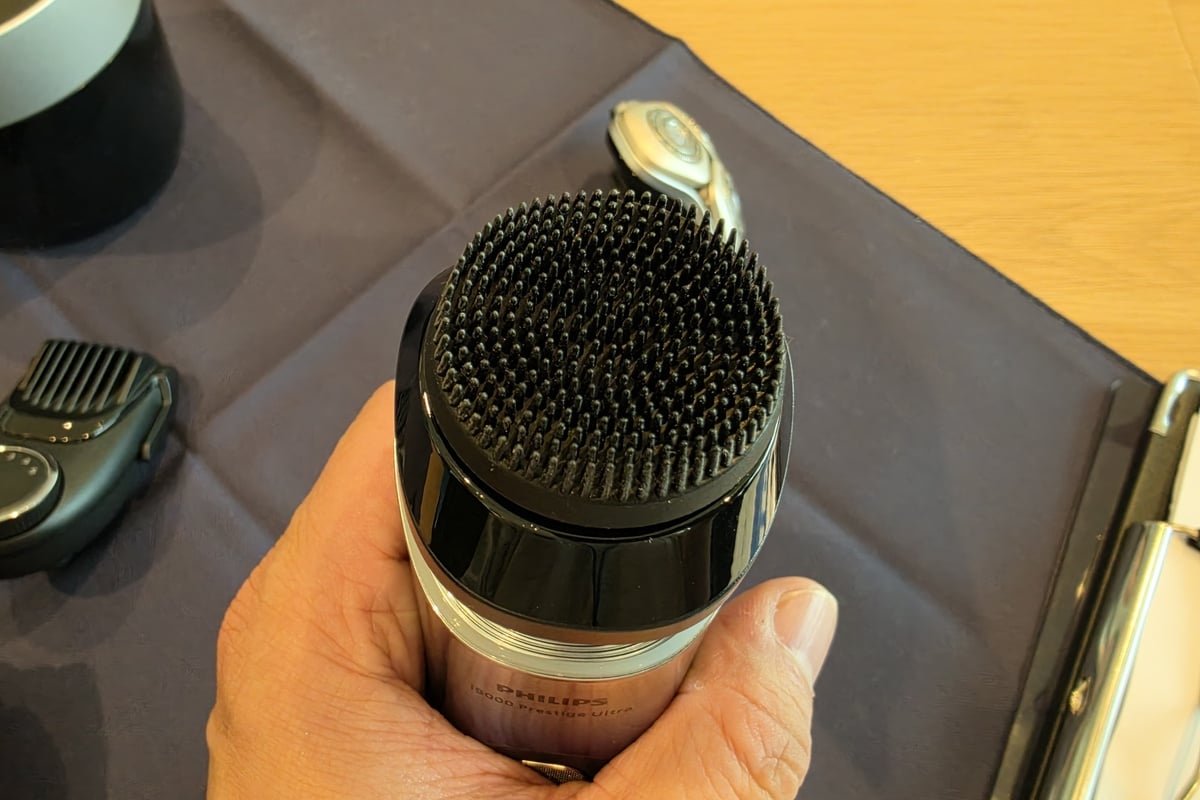 実機に装着された3-in-1 フェイシャルケアブラシ。波形のシリコンブラシと細かな毛先を組み合わせ、肌の汚れを落としながらやさしく刺激する。アタッチメントを替えるだけで洗顔ケアまで行えるため、男性のセルフケアを日常のルーティンにしやすい