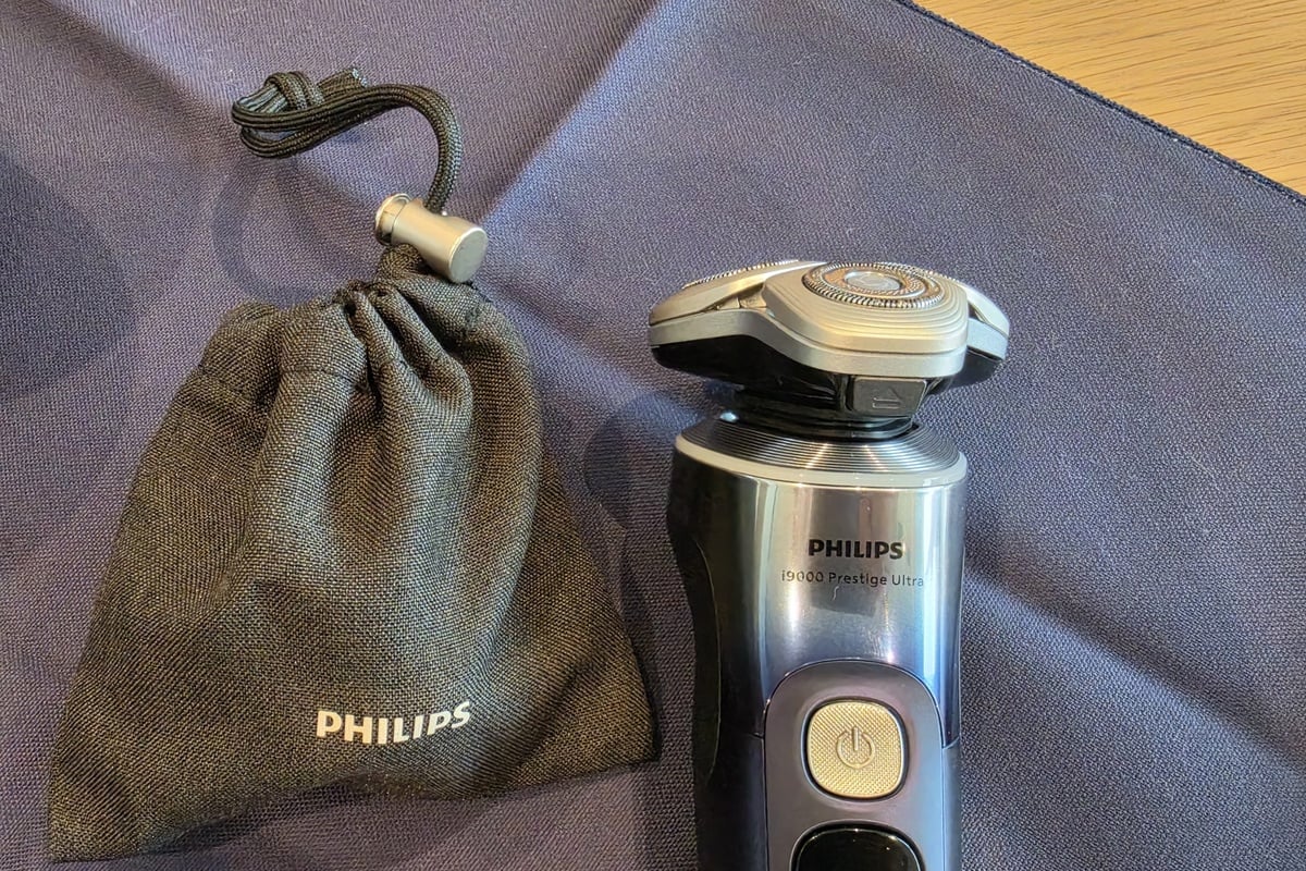 アタッチメント類をまとめて収納できる上質な専用ポーチも付属する。複数のヘッドを使い分ける製品だからこそ、保管や持ち運びのしやすさは重要なポイント。細かな付属品まで含めて、日常的に使い続けやすいトータルケアデバイスとして設計されている