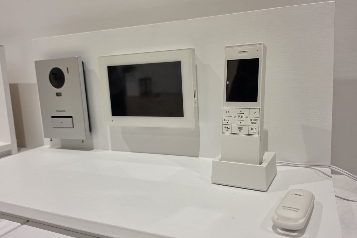 AI顔認証を搭載した新テレビドアホンのシステム一式。左からアルミ素材の玄関子機、モニター親機、ワイヤレスモニター子機、ワイヤレス非常ボタン。来訪者対応だけでなく、防犯・見守り・非常通知まで担う“家庭防犯プラットフォーム”へと進化した