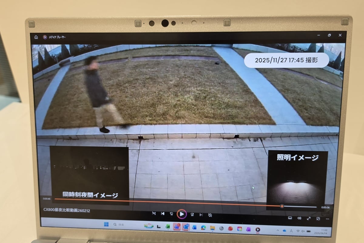 屋外センサーカメラ「VL-CX800K」が捉えた夜間映像のイメージ。左下の撮影時映像では周囲がほぼ真っ暗であるにもかかわらず、メイン画面では人物の姿をはっきり確認できる。人物検知に加え、夜間監視やライト連携にも対応し、玄関ドアホンと組み合わせることで住まい全体の見守りを強化する