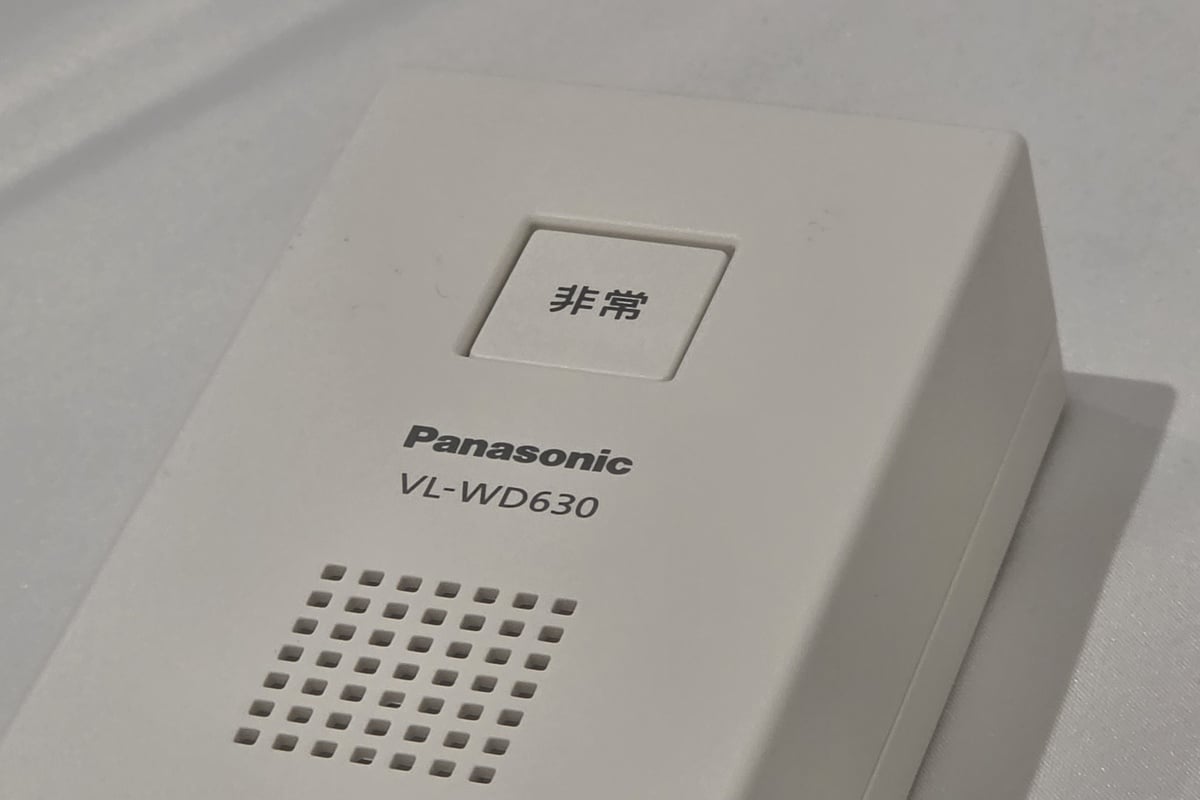 別売りのワイヤレス非常ボタン。非常時に押すと宅内外で警報を鳴らし、登録したスマートフォンへ通知を送信。侵入後のSOS発信まで想定した“攻めの防犯”を支える