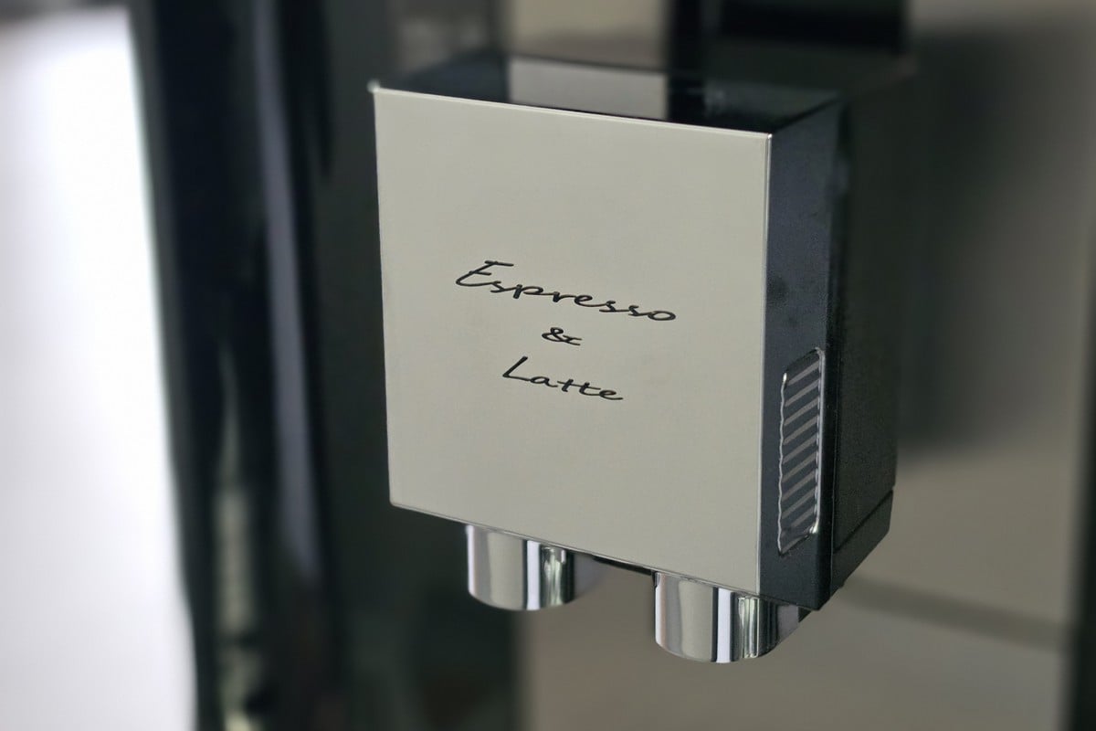 抽出口まわりには「Espresso ＆ Latte」の文字が入る。全自動エスプレッソマシンという機能性だけでなく、キッチンに置いたときの印象や所有感にも配慮したデザインだ。東芝ライフスタイルは、Mideaのグローバル製品をベースにしながら、日本市場向けに味の濃さや抽出バランス、使い勝手をチューニングしている。