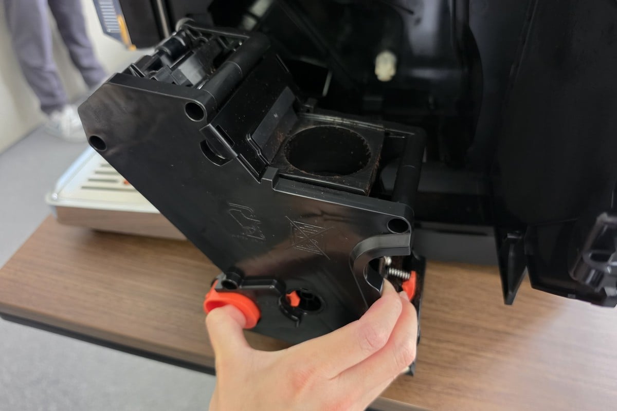 本体内部の抽出ユニットも取り外し可能。全自動マシンは便利な一方で、内部に汚れが残るのではないかという不安もある。コーヒーかす受け、水受けトレイ、抽出ユニット、抽出ノズルなどを外して洗える点は、日本のユーザーが重視する清潔性への配慮といえる