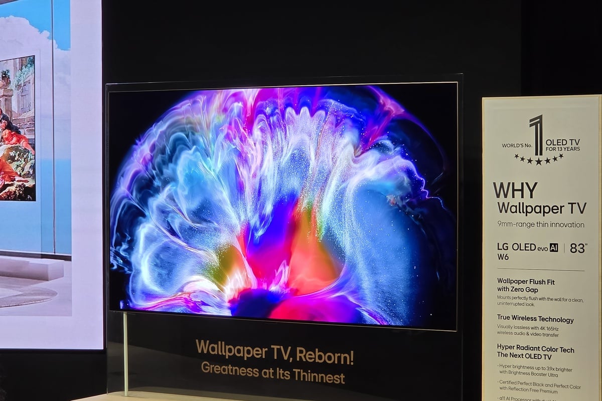 LGエレクトロニクス・ジャパンが発表した2026年の新有機ELテレビ「LG OLED evo AI W6」。約9.95mmの極薄フォルムを実現したWallpaperモデルで、会場では「Wallpaper TV, Reborn!」というメッセージとともに展示された。テレビを“置く”のではなく、壁面に映像が現れるような存在感が印象的だった