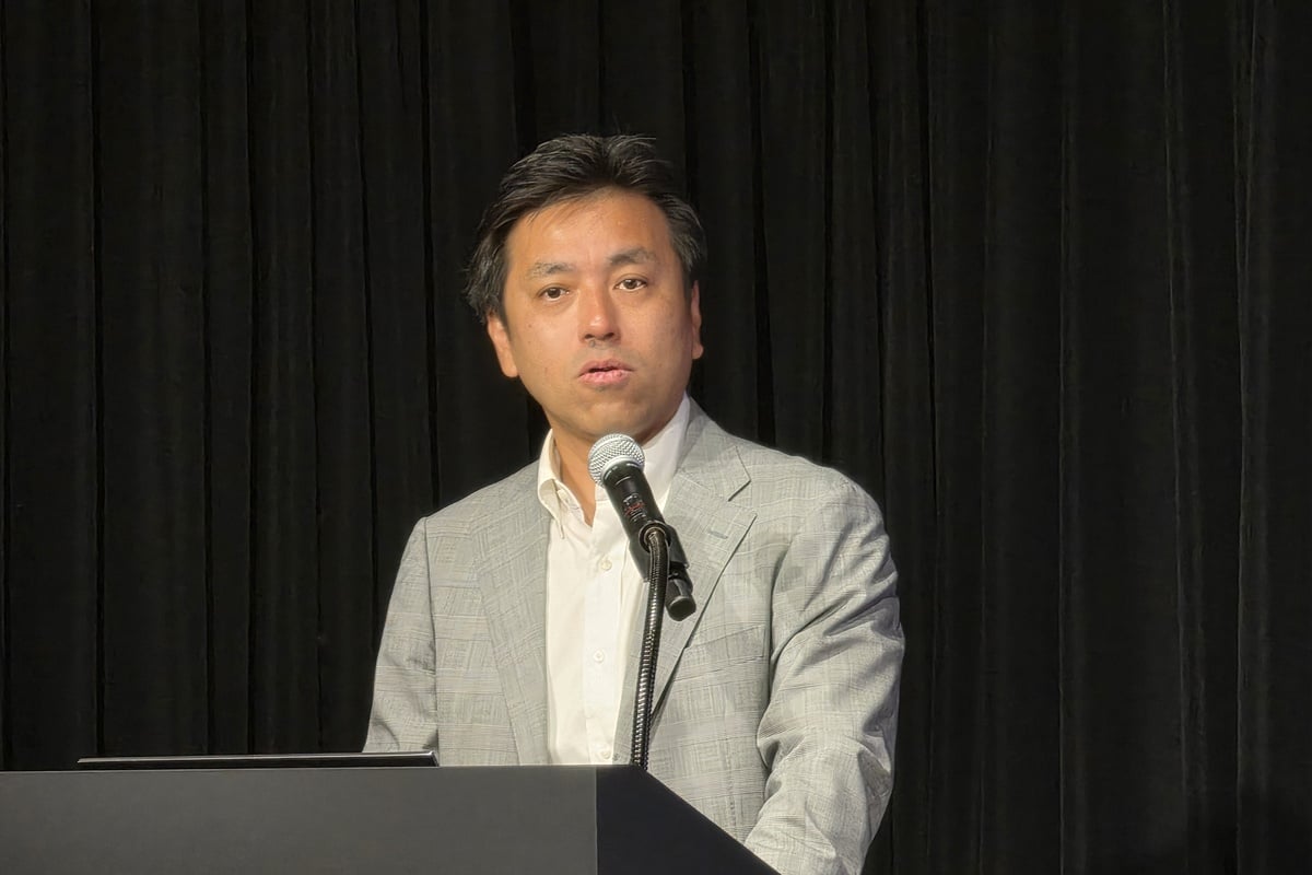 LGエレクトロニクス・ジャパン マーケティングチームの安藤康夫氏。2026年の有機ELテレビ新製品として、Wallpaperモデルの「LG OLED evo AI W6」、プレミアムモデルの「LG OLED evo AI G6」、ハイグレードモデルの「LG OLED evo AI C6」などを紹介。なかでもW6は、今回の発表会で最初にアンベールされた象徴的なモデルだ