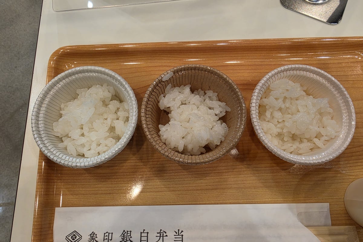 3種類のごはんを食べ比べ。左は最もしゃっきり、右は最もやわらかくもっちり、中央は標準で炊き上げたもの。箸で取ったときのまとまり方から、口に入れたときのかたさ、粘り、粒感まで違いは明確で、ごはんの好みが家庭や人によって大きく異なることをあらためて実感した