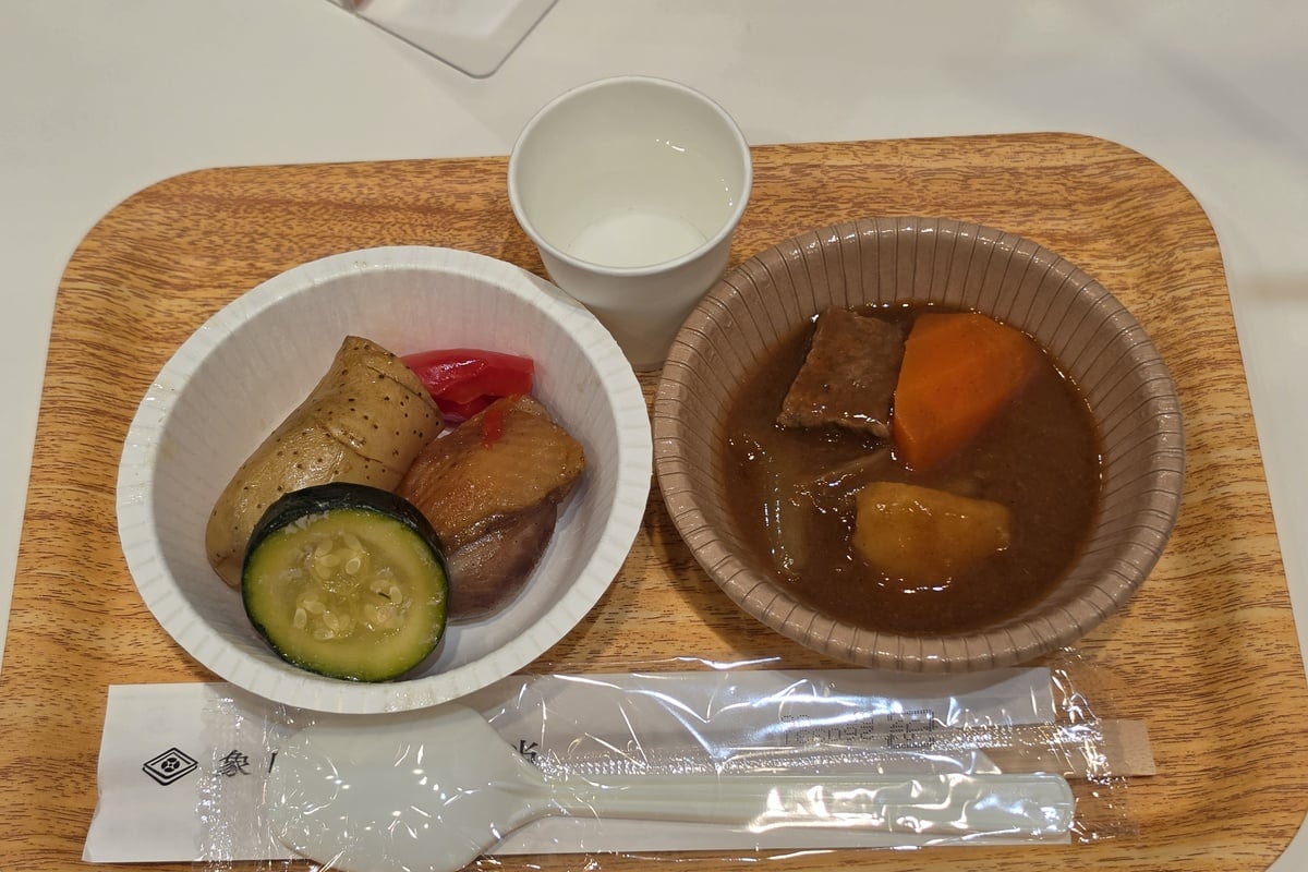 EVERINO（ES-LA30）で調理された「ローストチキンと彩り野菜のオーブン仕立て」と「ビーフカレー」を試食。ローストチキンは皮目を香ばしく焼き上げながら、付け合わせの野菜は形を保って仕上がっていた。ビーフカレーも、じゃがいもやにんじんが煮崩れしすぎず、肉はやわらかい。鍋やオーブンにつきっきりにならず、普段のおかずをしっかり一品用意できる点に、EVERINOの実用性がある