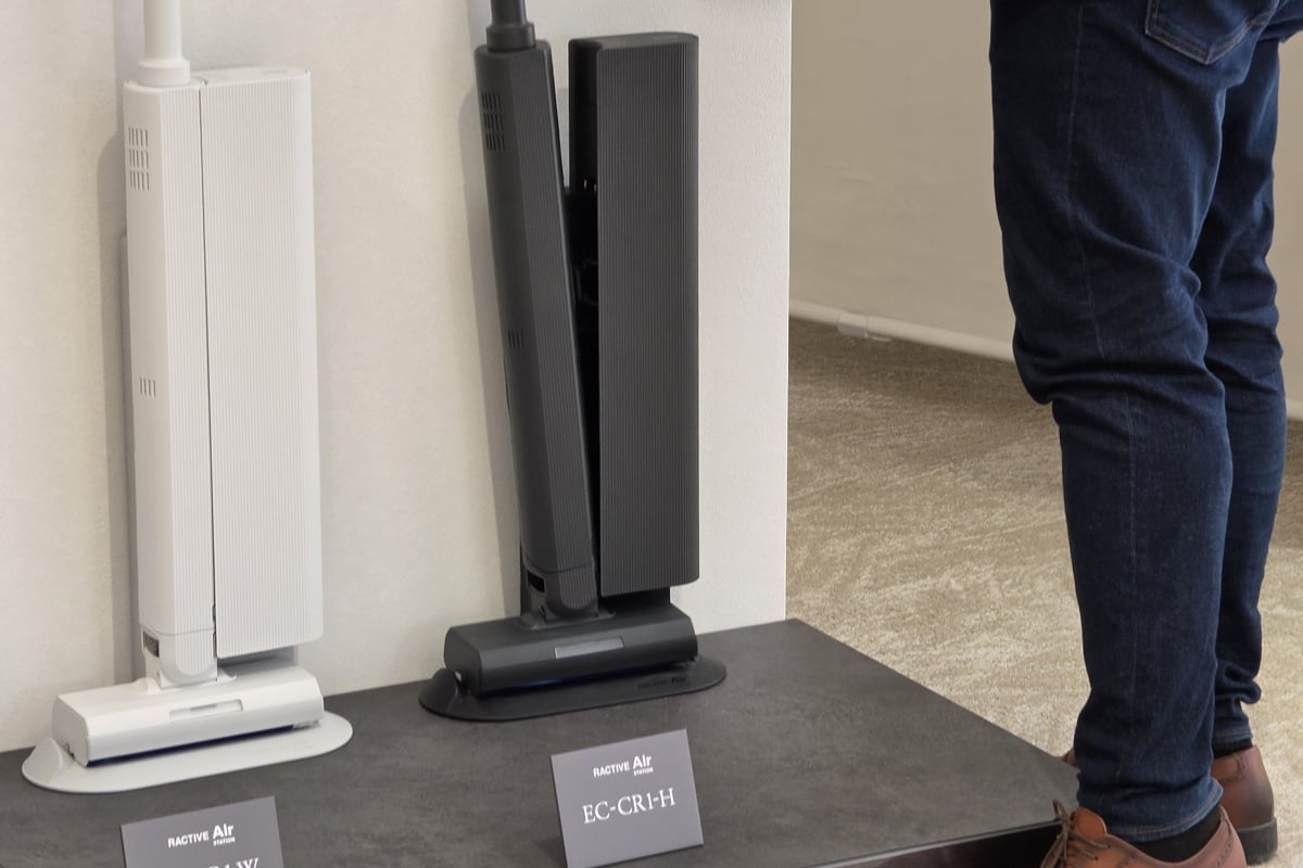 EC-CR1は、空間を引き締めるグレー系と、明るいインテリアになじむホワイト系の2色を展開。垂直・水平を基調としたフラットなフォルムと細かなローレットテクスチャにより、家具のような佇まいを目指した