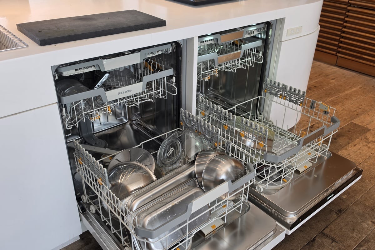調理に使ったトレイやボウルは、食器洗い機へ。油で揚げないことでコンロ周りの飛び散りや油処理を減らせるだけでなく、後片づけまで含めて家事負担を軽くできる