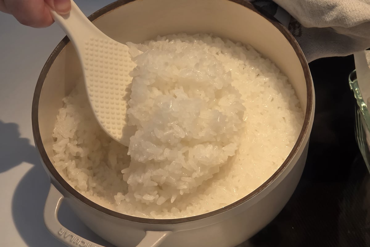 オーブン対応のふた付き鍋で炊き上げたご飯。浸水させた米と水を入れて加熱するだけで、つやのある炊き上がりに。オーブンは“焼く”だけでなく、“炊く”家電にもなる