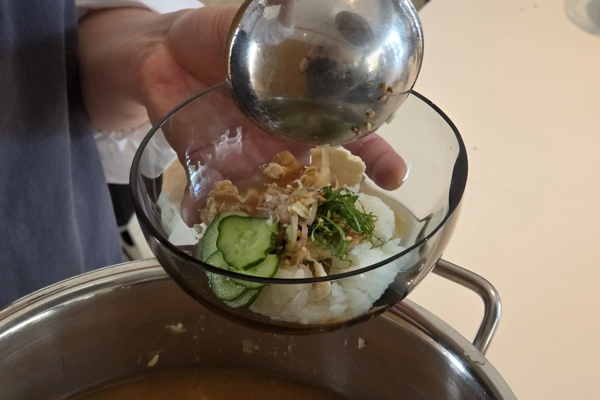 オーブンで焼いたアジの干物と香ばしく焦げ目をつけた味噌を使い、冷や汁を仕上げる。火を使う工程をオーブンに任せたあとは、だし汁、豆腐、きゅうり、薬味を合わせるだけだ