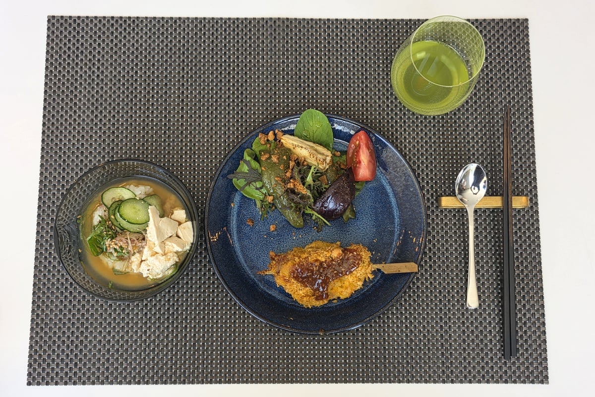 完成したのは、串カツ、冷や汁、夏野菜のグリルサラダという日本の普段の食卓。いかにも“オーブン料理”らしい洋食ではなく、日常の献立を一台で支えられることに、今回の体験の説得力があった
