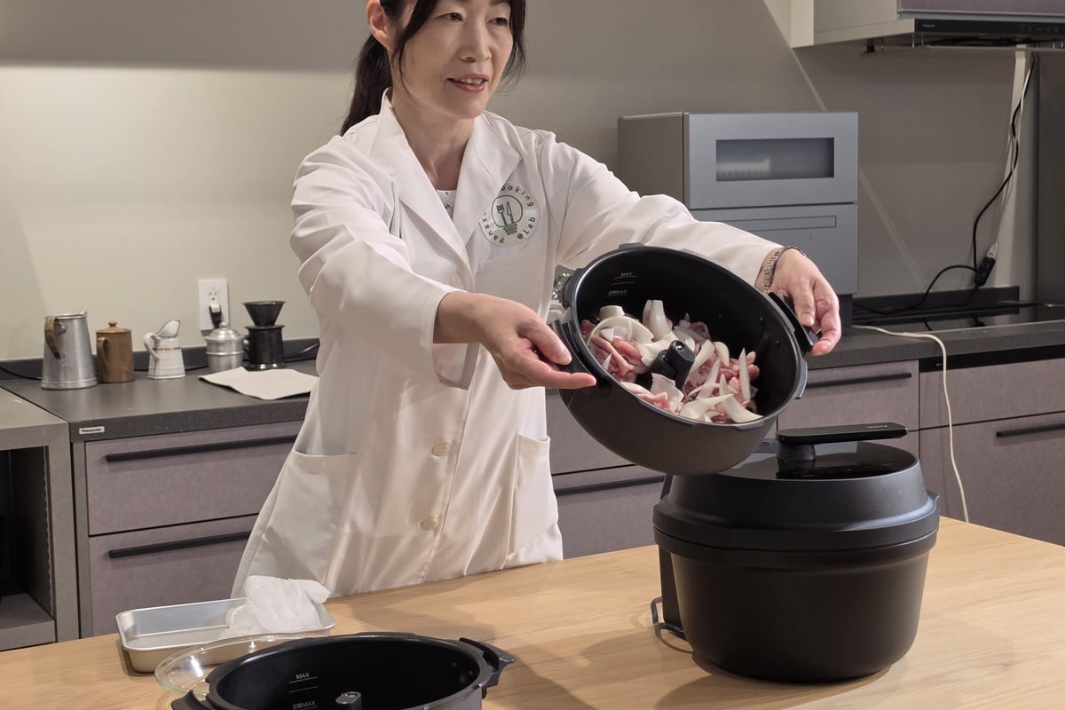 デモでは、下ごしらえした豚肉と玉ねぎをオートクッカーの内鍋へ投入。レシピに応じた加熱やかき混ぜを家電に任せることで、料理に不慣れな人が失敗しやすい工程を減らせる