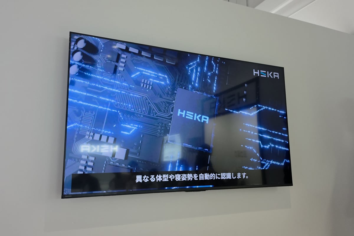 店内モニターでは、HEKAのAIマットレスが異なる体型や寝姿勢を自動的に認識する様子を紹介。単なる寝心地ではなく、マットレス側が身体を読み取るという思想が伝わる