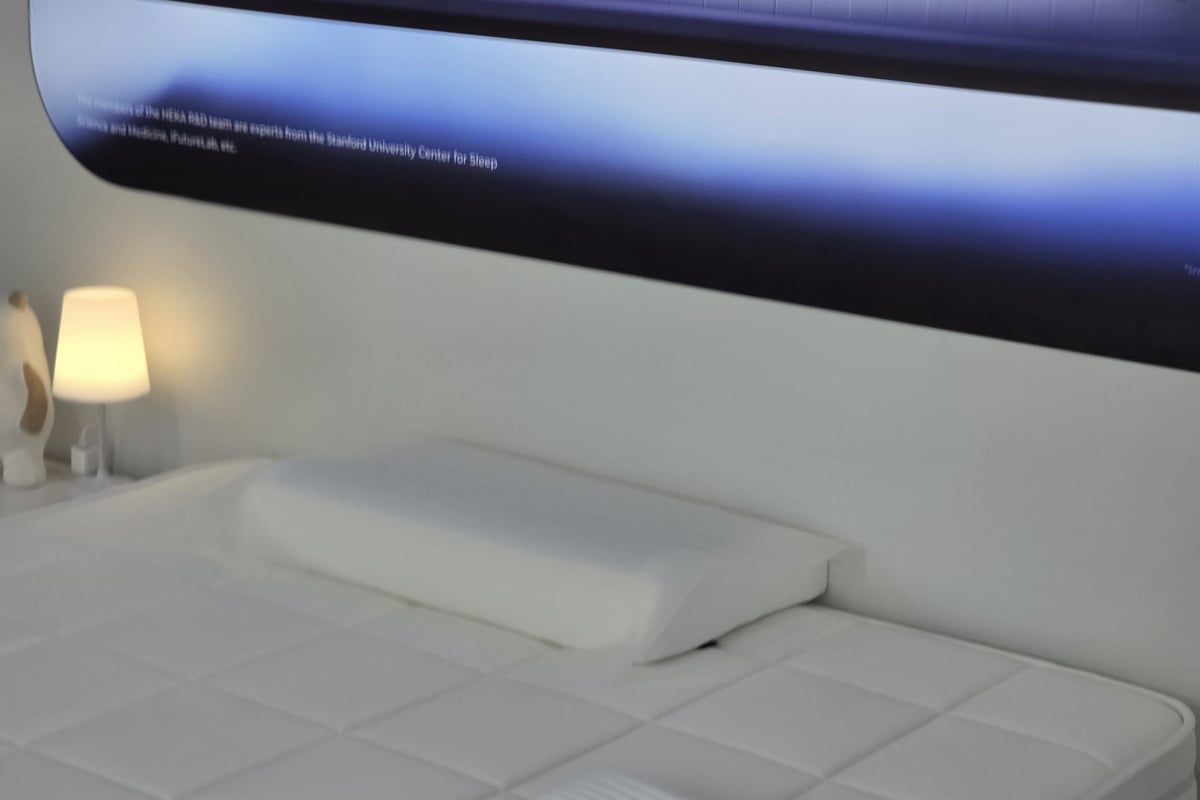 HEKAは専用ピローとの組み合わせも提案する。マットレスが体圧を分散しながら身体を支える一方、首や頭部まわりの感覚も寝心地を左右する重要な要素となる