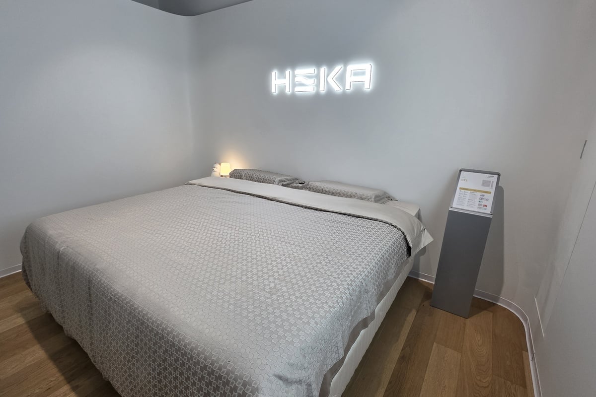 HEKAのショールームには複数のシリーズが展示されている。高額な製品だからこそ、カタログスペックだけでなく、実際に横たわり、身体との相性を確かめる体験導線が重要になる