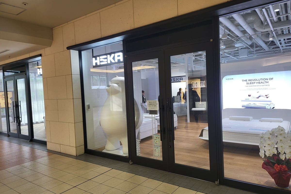 「HEKA SLEEP TOKYO」は恵比寿ガーデンプレイスのグラススクエア内にオープン。日本初の旗艦店として、AIマットレスを“見る”だけでなく、“寝て確かめる”場となっている