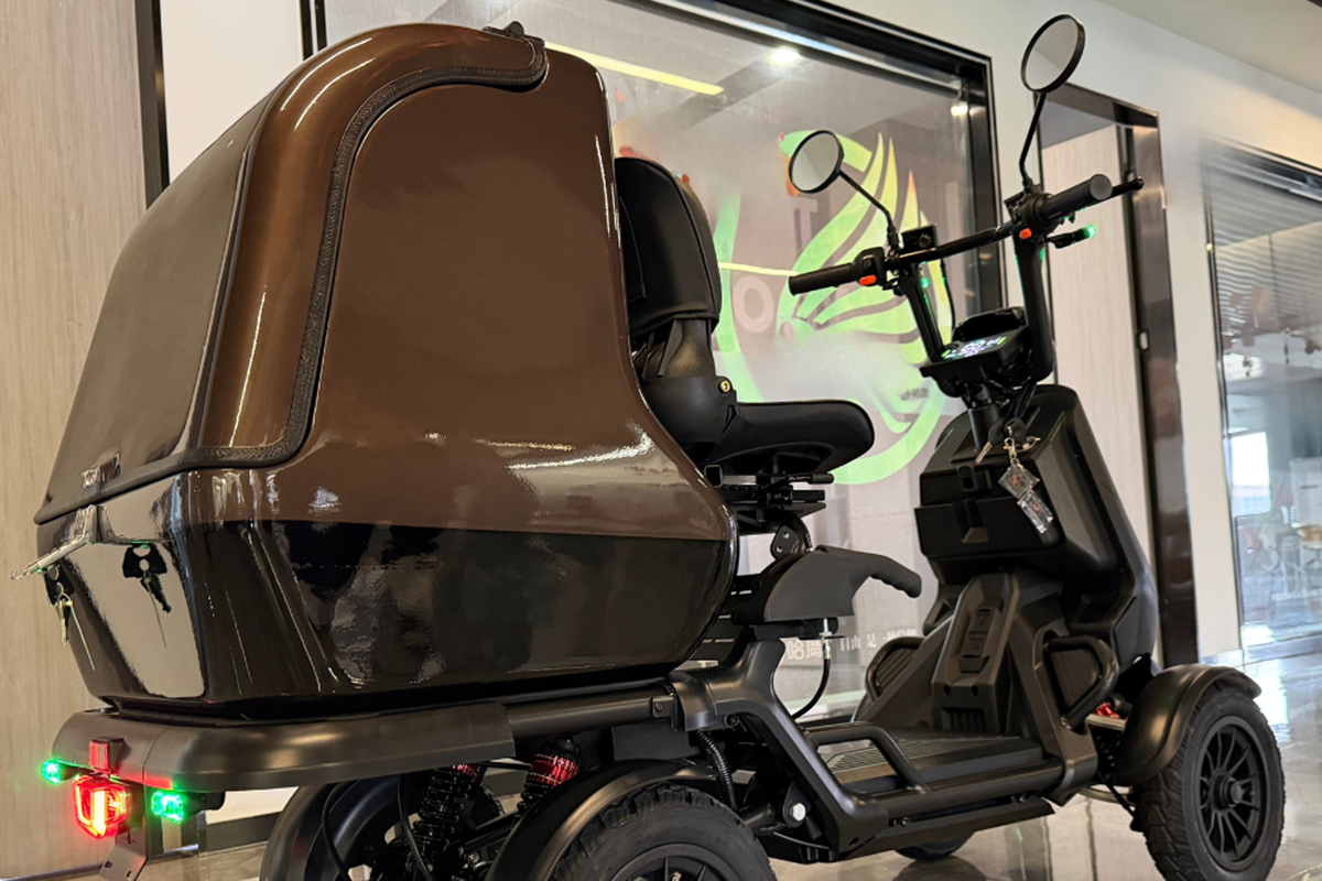 エレモーズ新型 特定小型四輪「ELEGRAN」