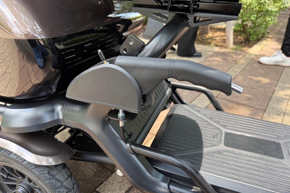 エレモーズ新型 特定小型四輪「ELEGRAN」