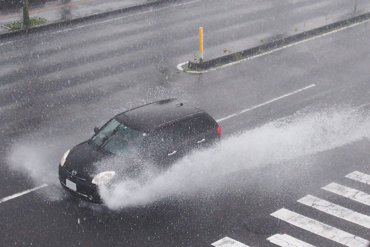 水たまりの手前で時速10キロ程度まで徐行し、思いやりを持った運転を実践することが大切
