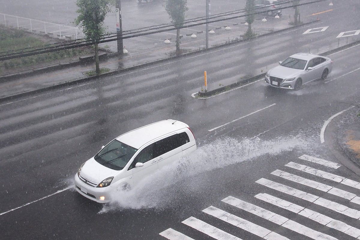 水たまりの手前で時速10キロ程度まで徐行し、思いやりを持った運転を実践することが大切