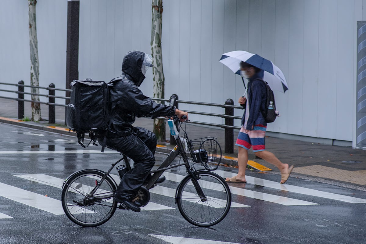 雨天時の道路にはマンホールのふたや白線といった滑りやすい要因が数多く存在