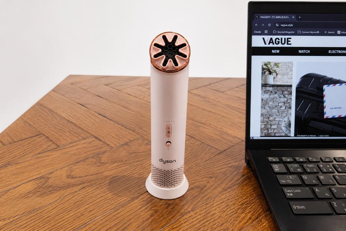 ダイソン初のポータブルハンディファン「Dyson HushJet Mini Cool ファン」。細身のボディと上質な塗装により、デスク上に置いても“いかにもな携帯扇風機”のチープさを感じさせない