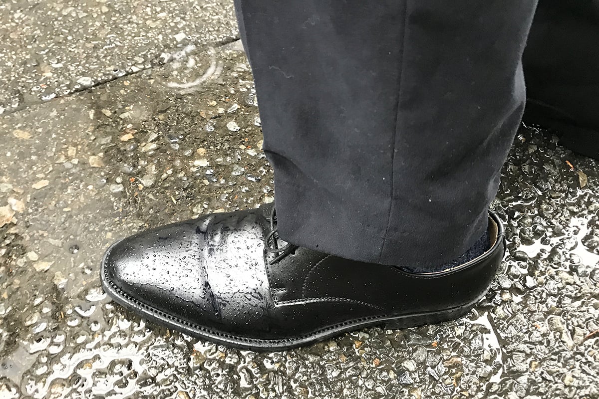 浸水した足元は見た目の清潔感を損なうだけでなく、訪問先の環境を汚す要因にも