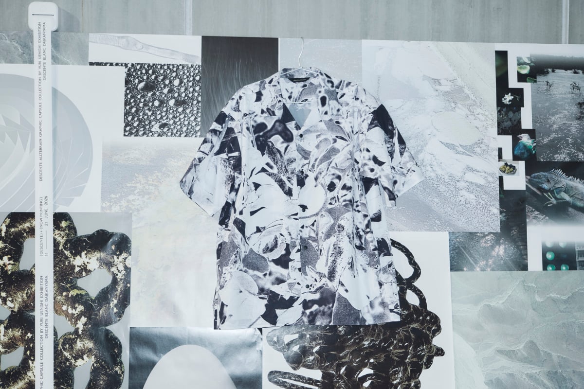 上西祐理氏の個展「Now Printing」で展示されたグラフィックをビジュアルモチーフに採用したオープンカラーシャツ。¥33,000（税込）。