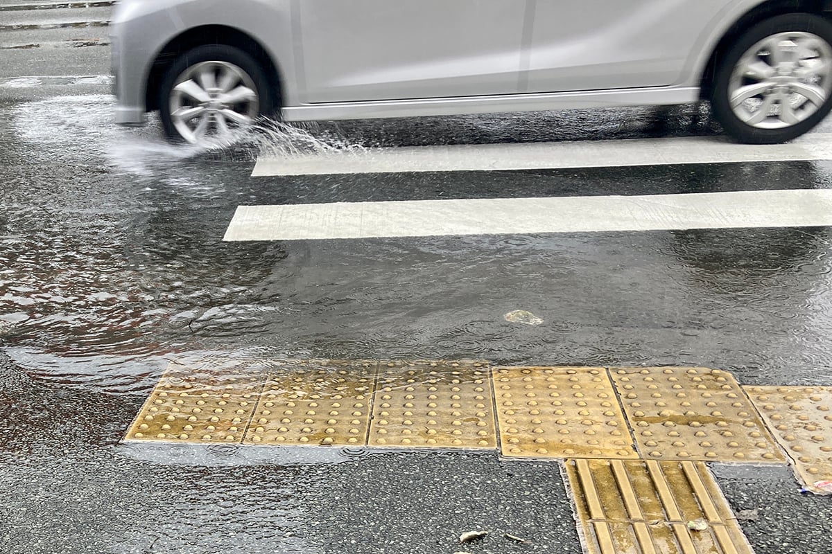 水たまりの手前で時速10キロ程度まで徐行し、思いやりを持った運転を実践することが大切