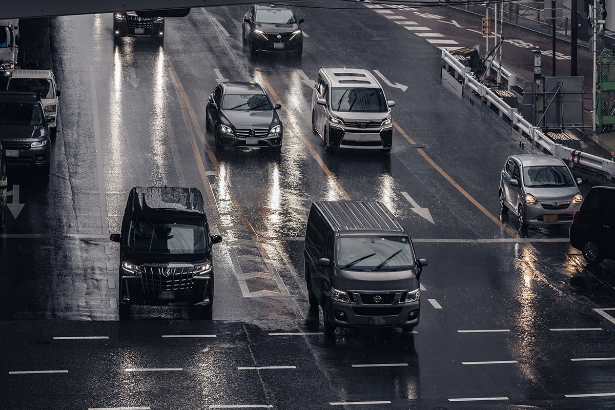 雨天時の道路にはマンホールのふたや白線といった滑りやすい要因が数多く存在