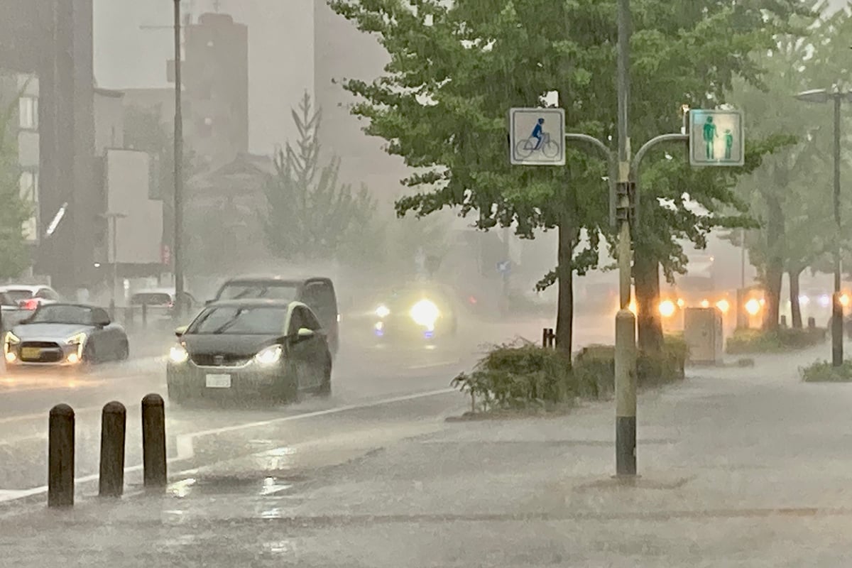 水たまりの手前で時速10キロ程度まで徐行し、思いやりを持った運転を実践することが大切