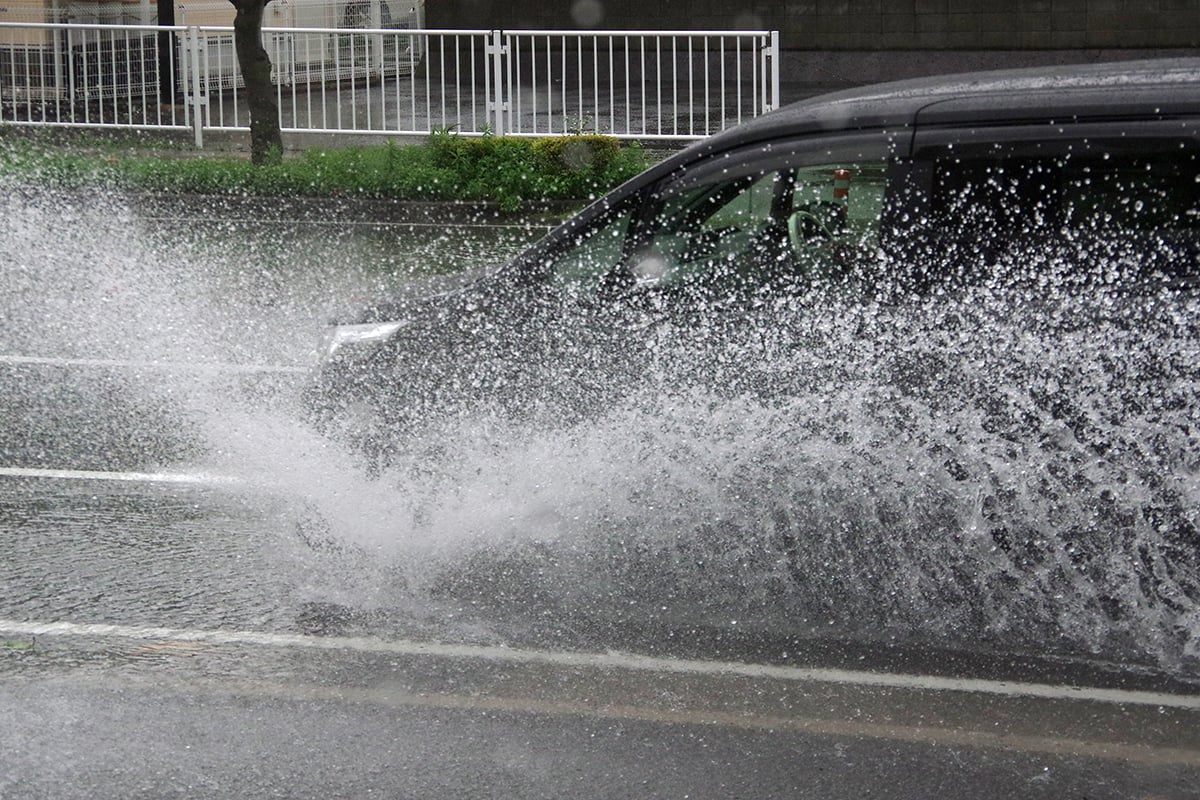 水たまりの手前で時速10キロ程度まで徐行し、思いやりを持った運転を実践することが大切