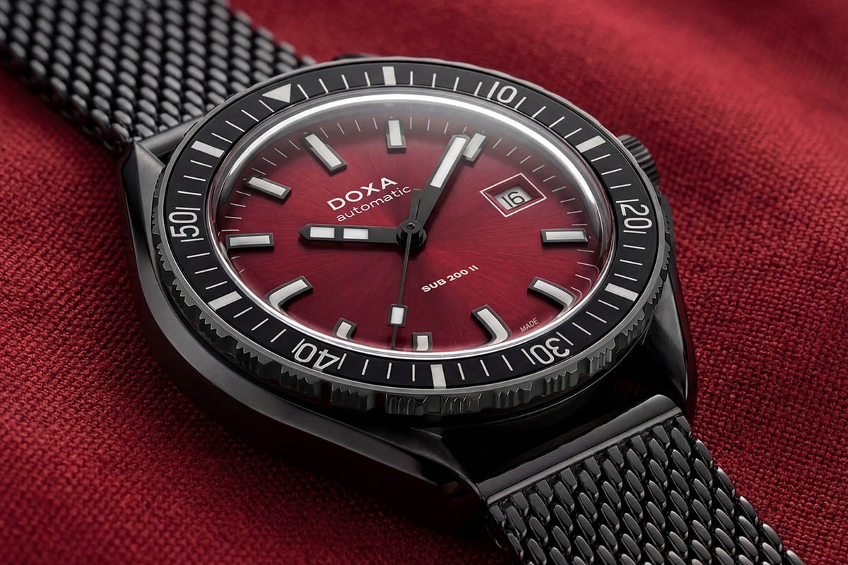 深紅のダイヤルをまとった“Redcoral”は外装を黒一色で統一。ミラネーゼブレスレットも外装と同じブラックを採用