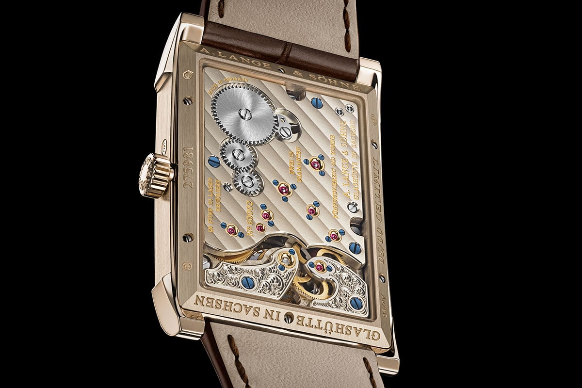 ケースバックには“Glashütte in Sachsen”の文字と共にシリアルナンバーを刻む。精巧なムーブメントの装飾も目を見張る美しさだ