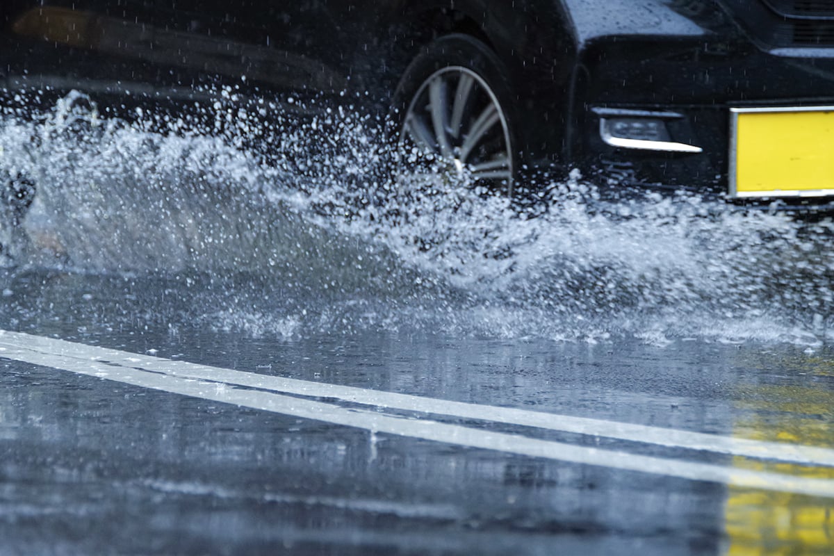 水たまりの手前で時速10キロ程度まで徐行し、思いやりを持った運転を実践することが大切